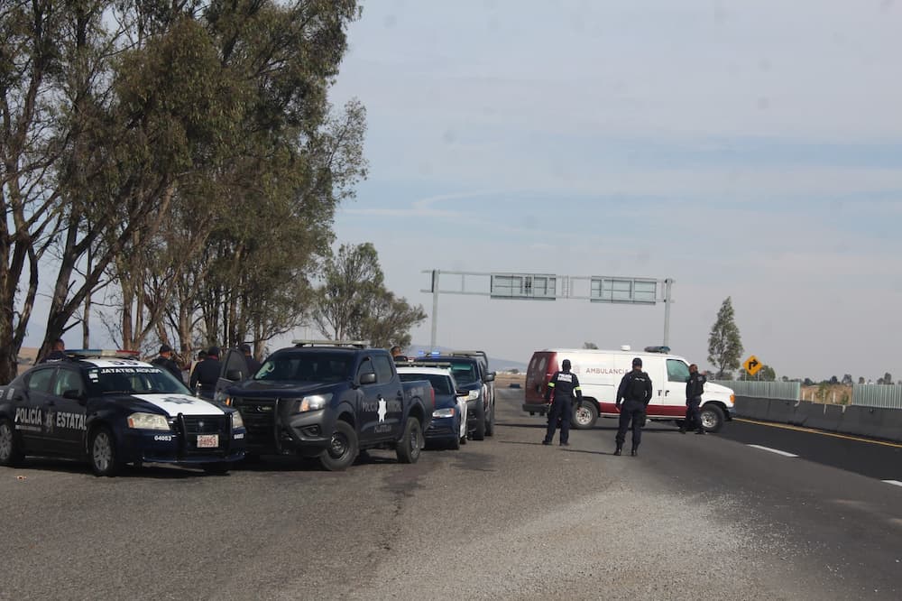 Encuentran dos cuerpos masculinos tirados en autopista Palmillas-Toluca, Edomex