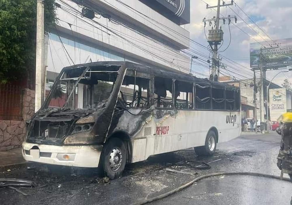 Calcinado camión de transporte de personal en Querétaro