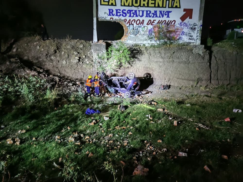Un muerto y dos lesionados tras la volcadura de auto en la 57 a la altura de Pedro Escobedo