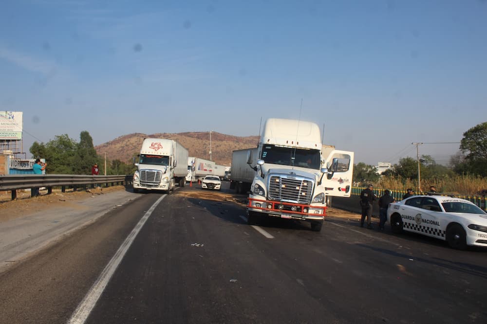 Choque entre titanes colapsa autopista 57 a la altura del Barrio de la Cruz en SJR