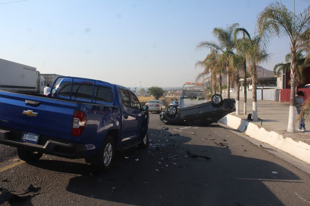 Auto queda con llantas al cielo tras choque con camioneta en acceso a SJR