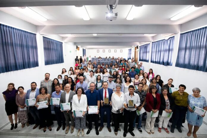 Entregan reconocimientos a alumnos, profesores y administrativos de ...