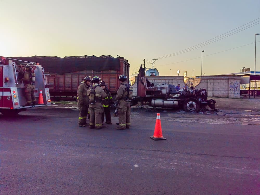 Arde cabina de tráiler en Valle de Oro, SJR