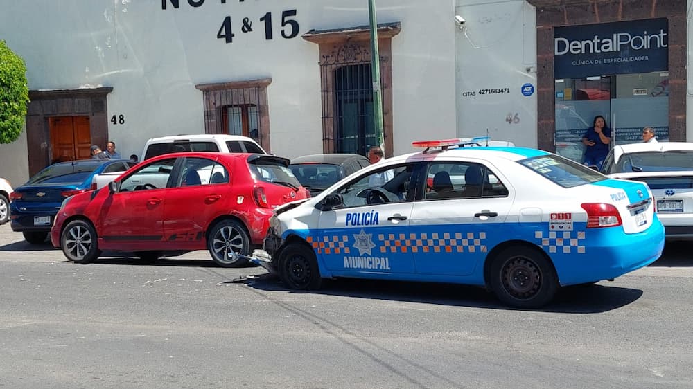 Patrulla protagoniza choque en avenida Benito Juárez Poniente, SJR