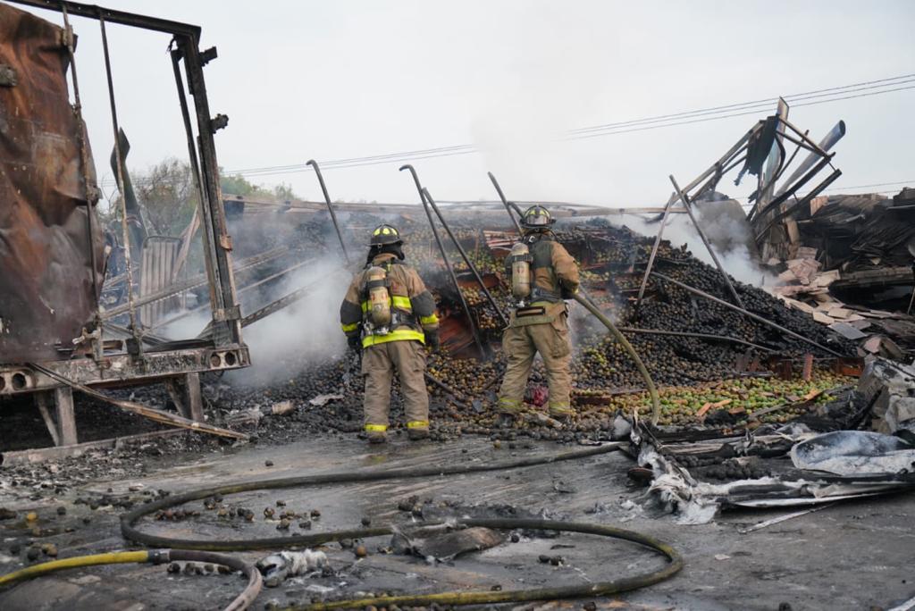 Descartan muertes durante incendio de ocho unidades pesadas en la autopista 57 en SJR