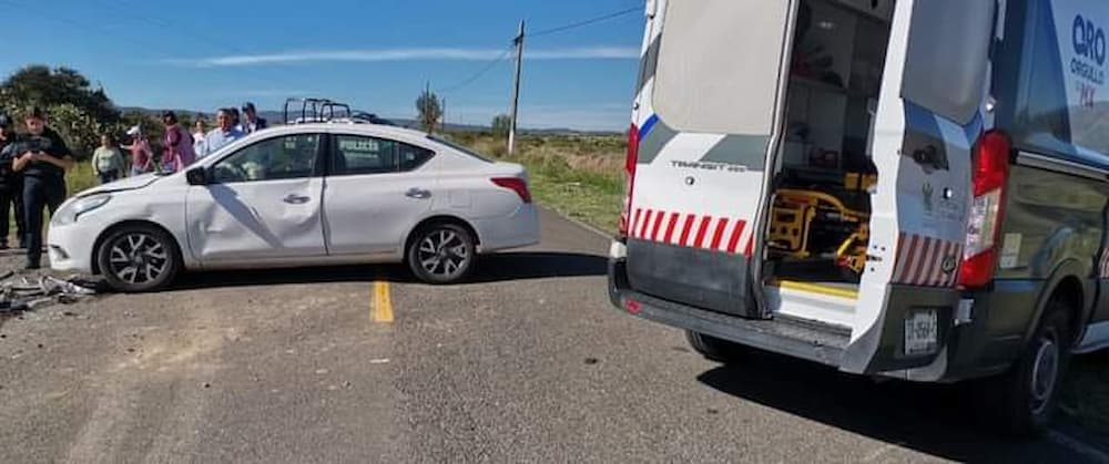 Choque frontal deja dos lesionados y severos daños materiales