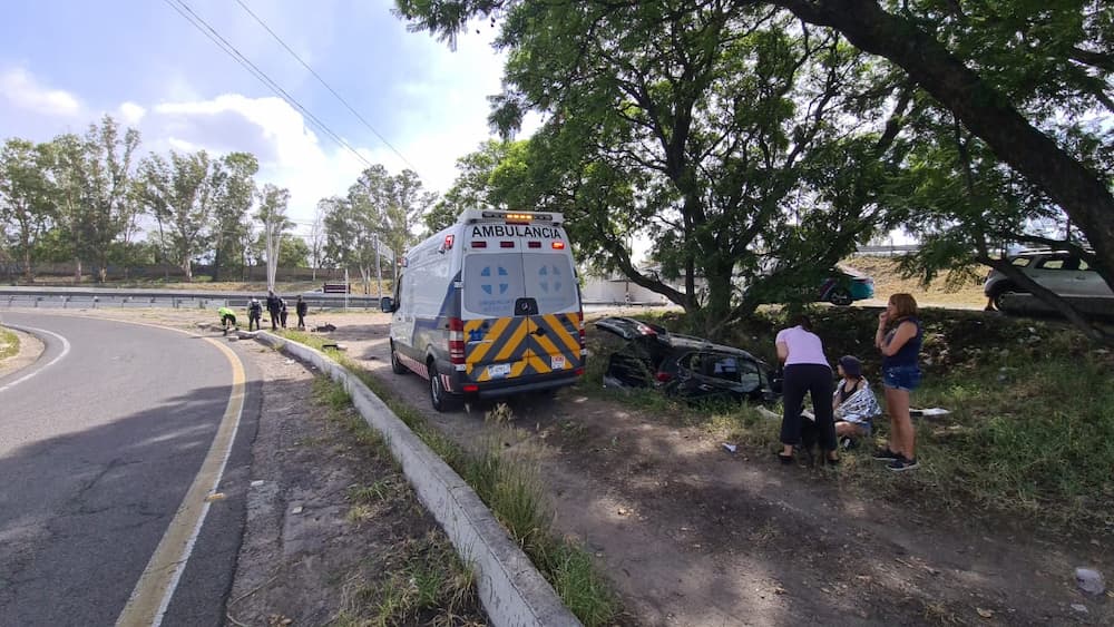 Se salvan de milagro al salir de la cinta asfáltica sobre la carretera 120