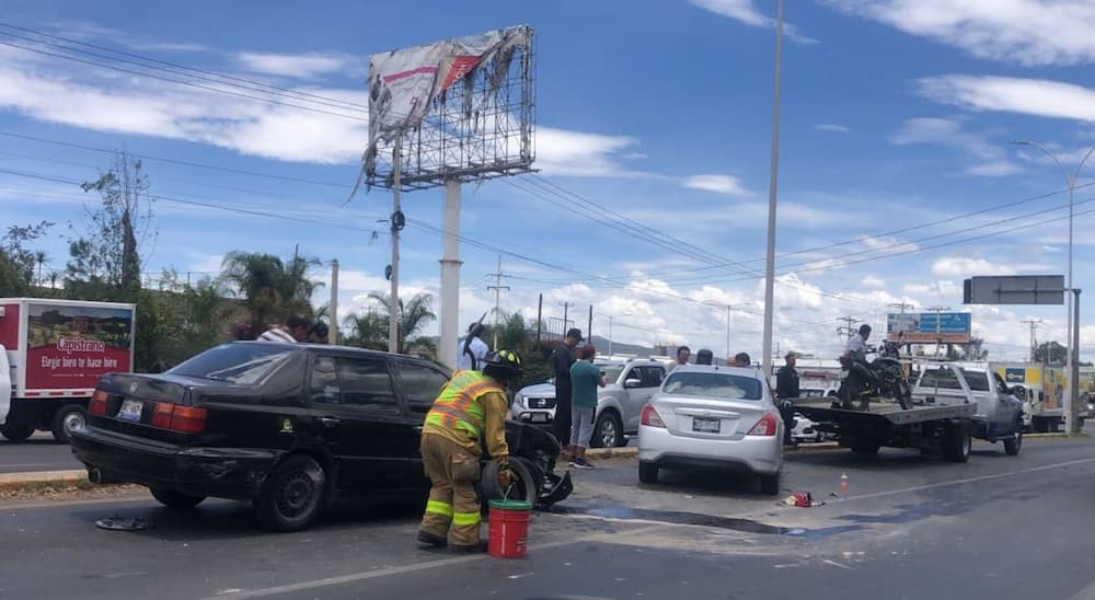 Dos lesionados por choque entre moto y auto sobre avenida Central