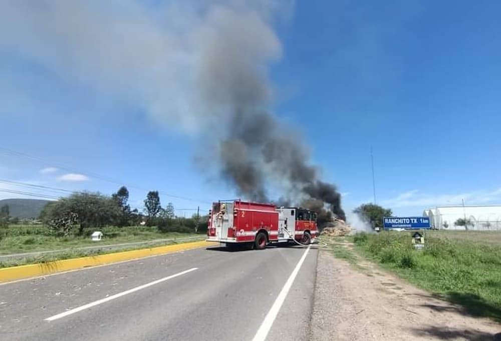 Incendio de pacas transportadas en tráiler sobre carretera 200 en Tequis
