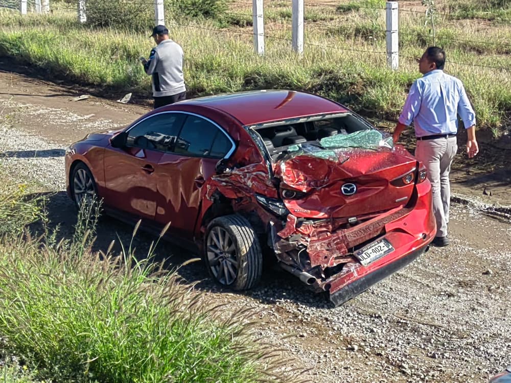 Carambola entre cinco colapsa autopista federal 57 entre Loma Linda y La Estancia