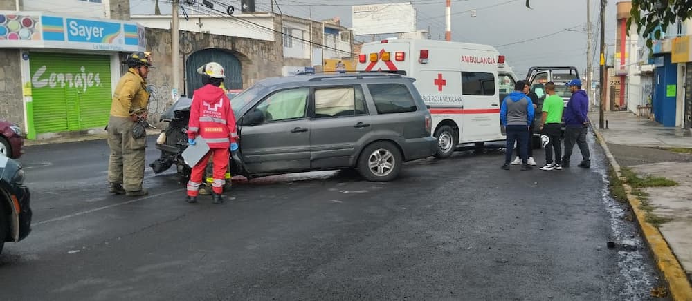 Conductor choca y derriba reja de sucursal financiera ubicada sobre Río Moctezuma en SJR