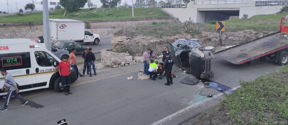 Cae camioneta y deja 7 personas lesionadas en la carretera Palmillas-Toluca