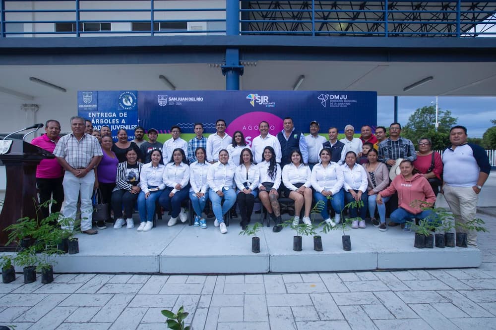 Roberto Cabrera entrega árboles a las y los delegados juveniles de San Juan del Río