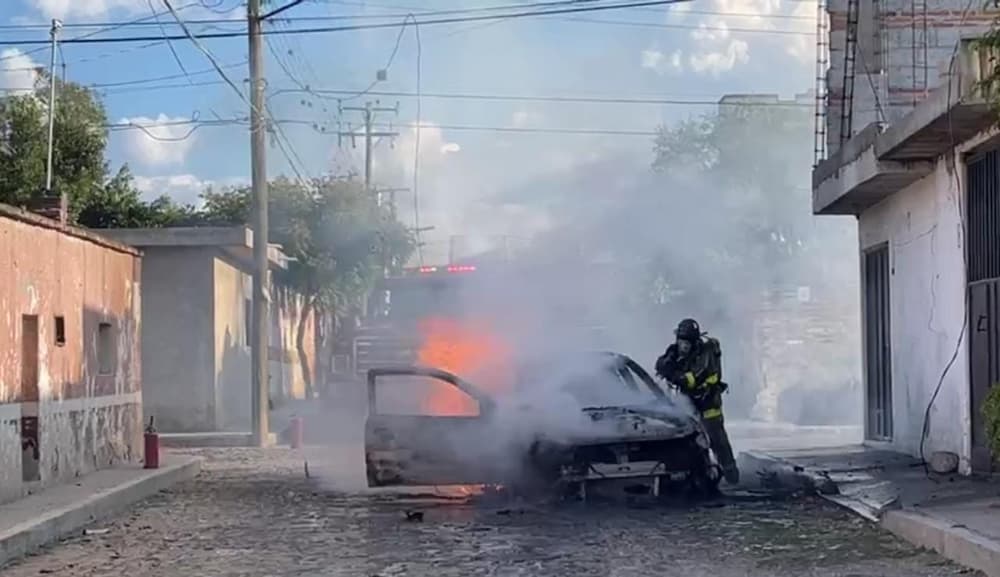 Consume incendio vehículo en Rancho Banthí, SJR