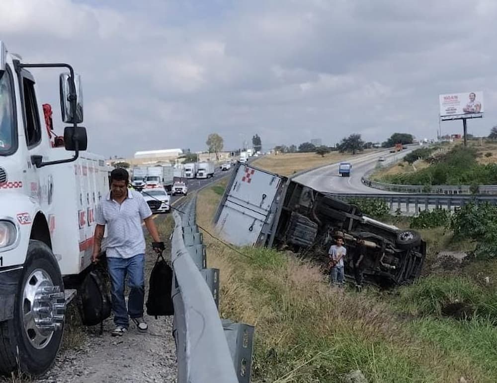 Aparatosa volcadura de camioneta deja cuatro personas lesionadas sobre la 57, SJR