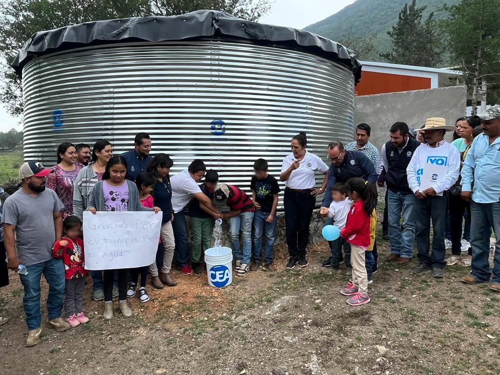 Entregan tanques de cosecha de agua en comunidades de la Sierra Gorda