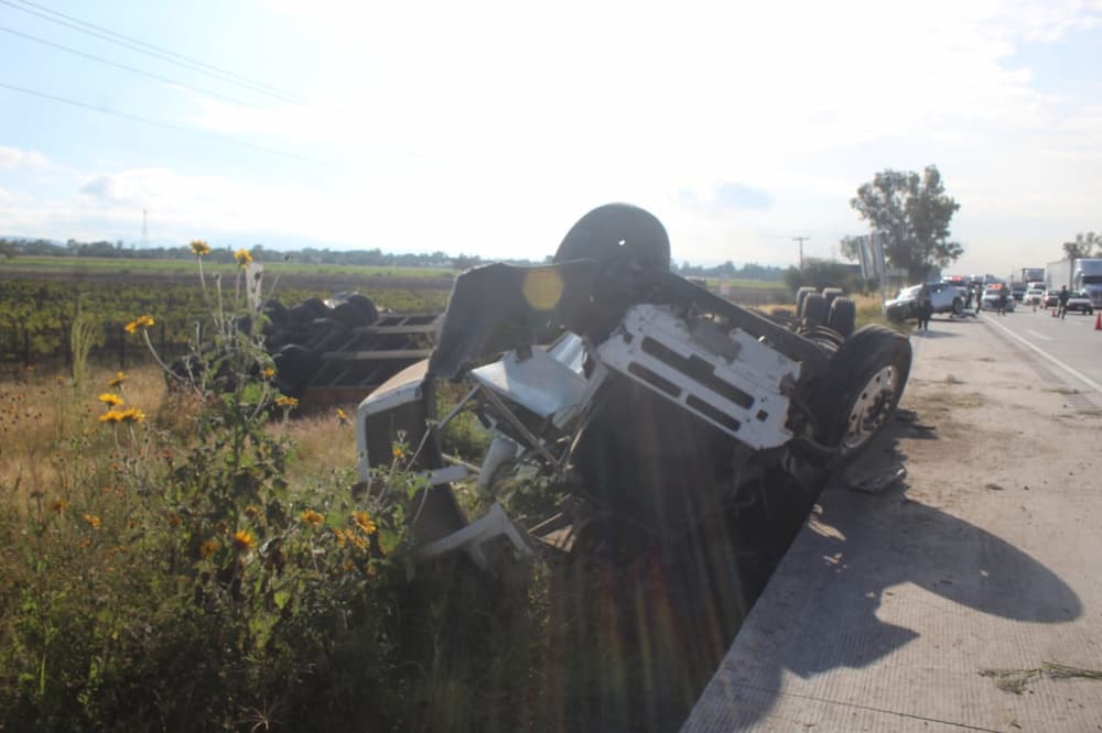 Vuelca tráiler sobre autopista 57 y provoca accidente con dirección a la capital de Querétaro