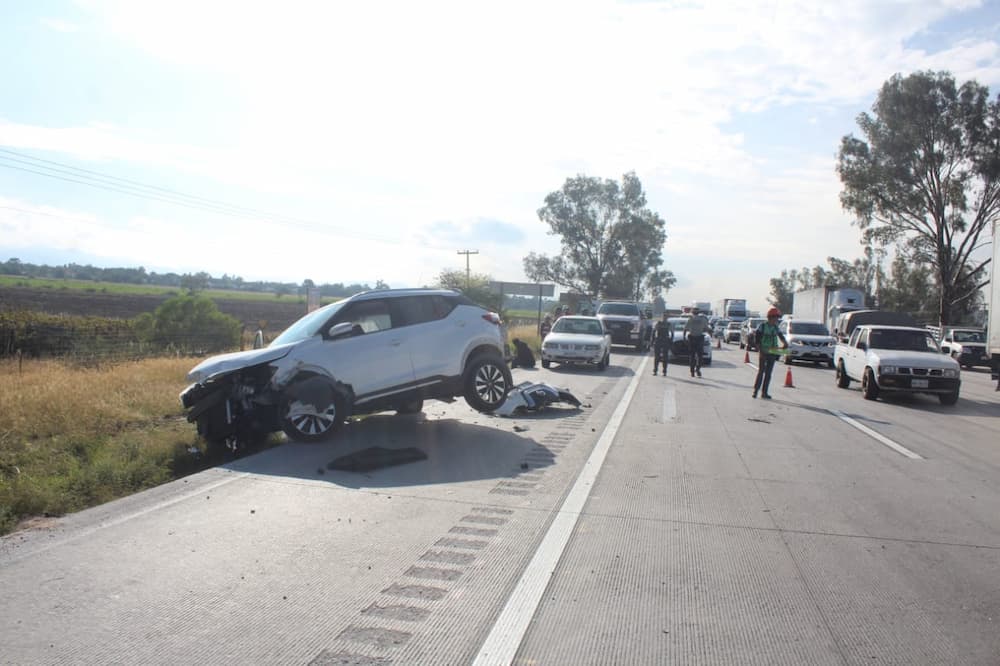 Vuelca tráiler sobre autopista 57 y provoca accidente con dirección a la capital de Querétaro