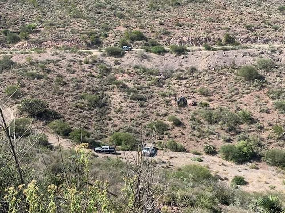 Cae auto en barranco con saldo de dos personas fallecidas y un lesionado en Cadereyta de Montes