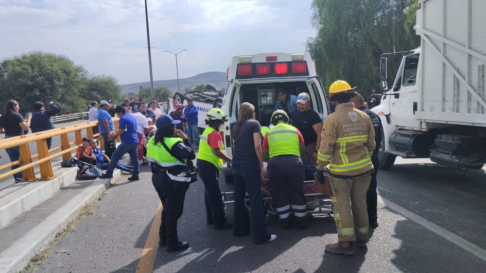 Seis lesionados, saldo de volcadura de combi de transporte público SJR -Tx