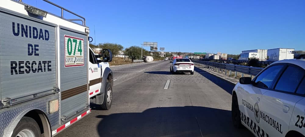 Volcadura de tractocamión cargado de gas provoca cierre total de la 57 en SJR