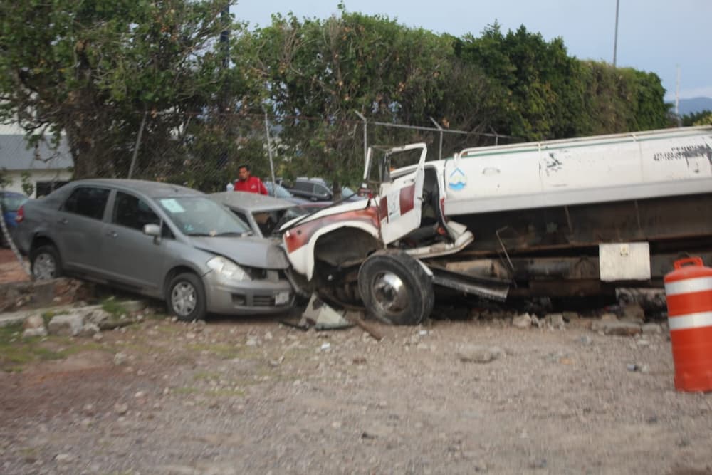 Aparatoso impacto de pipa cargada con agua contra vehículos estacionados en SJR