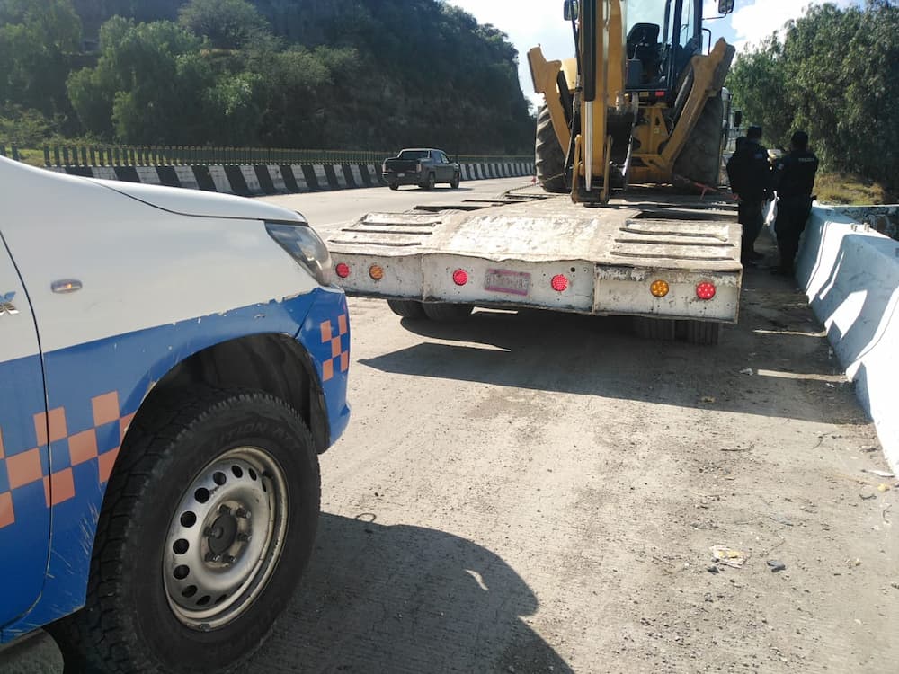 Policía sanjuanense recupera tráiler con maquinaria robada sobre la autopista 57