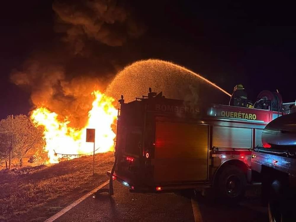 Voraz incendio provoca cierre de carretera estatal 431 a la altura de La Venta en Pedro Escobedo