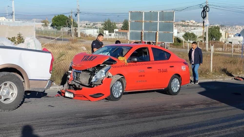 Una lesionada en fuerte choque entre taxi y camioneta en Nuevo Parque Industrial SJR