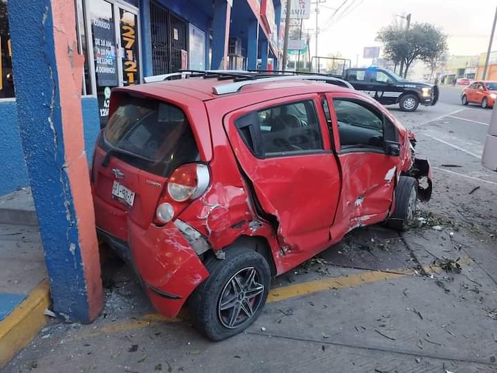 Trasporte de personal impacta a vehículos estacionados en avenida Paseo Central, SJR