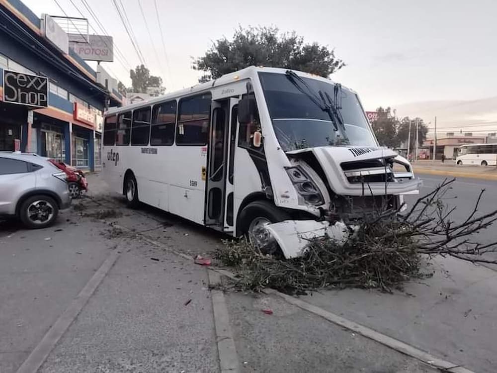 Trasporte de personal impacta a vehículos estacionados en avenida Paseo Central, SJR