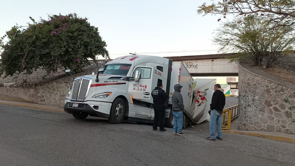 Caja seca de tráiler se rompe y queda bloqueado el puente de San Francisco en SJR