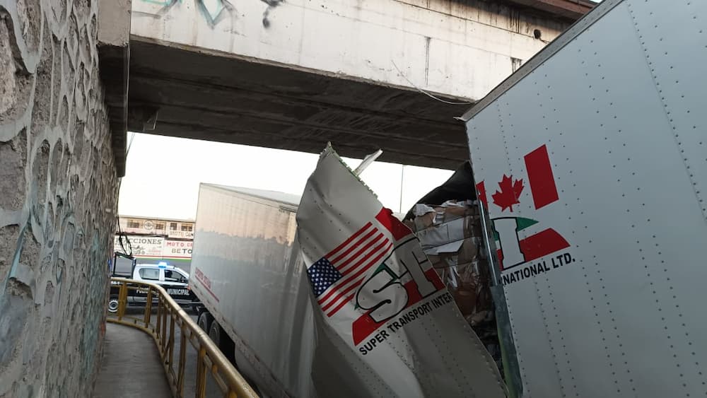 Caja seca de tráiler se rompe y queda bloqueado el puente de San Francisco en SJR