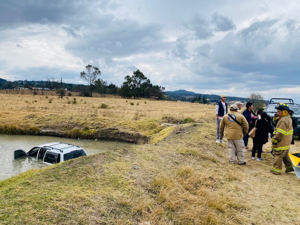 Camioneta cae a cuerpo de agua en Amealco de Bonfil