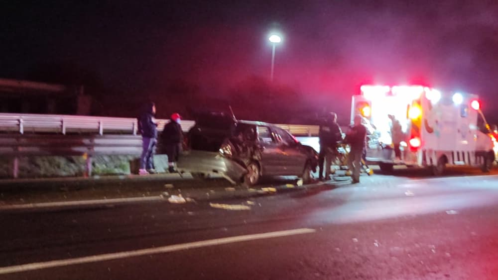 Tráiler impacta dos vehículos y deja dos personas lesionadas sobre la autopista 57