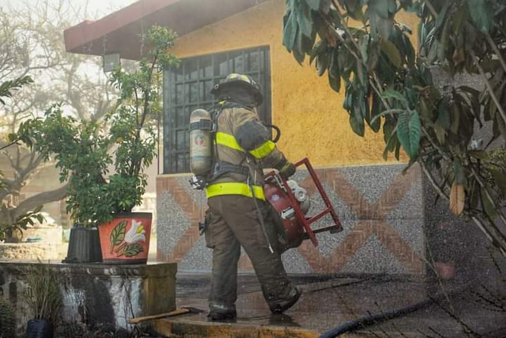 Bomberos rescatan a mujer y dos menores de un incendio en SJR