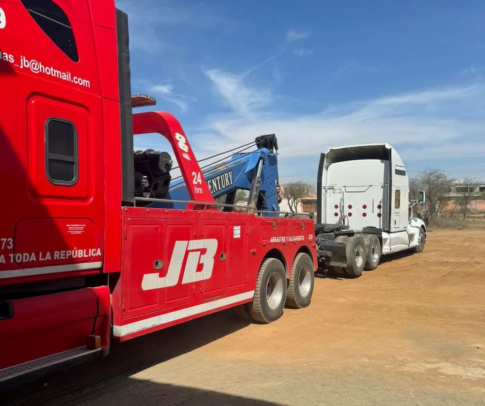 FGR y Poes recuperan en Tequisquiapan un tractocamión y dos cajas secas