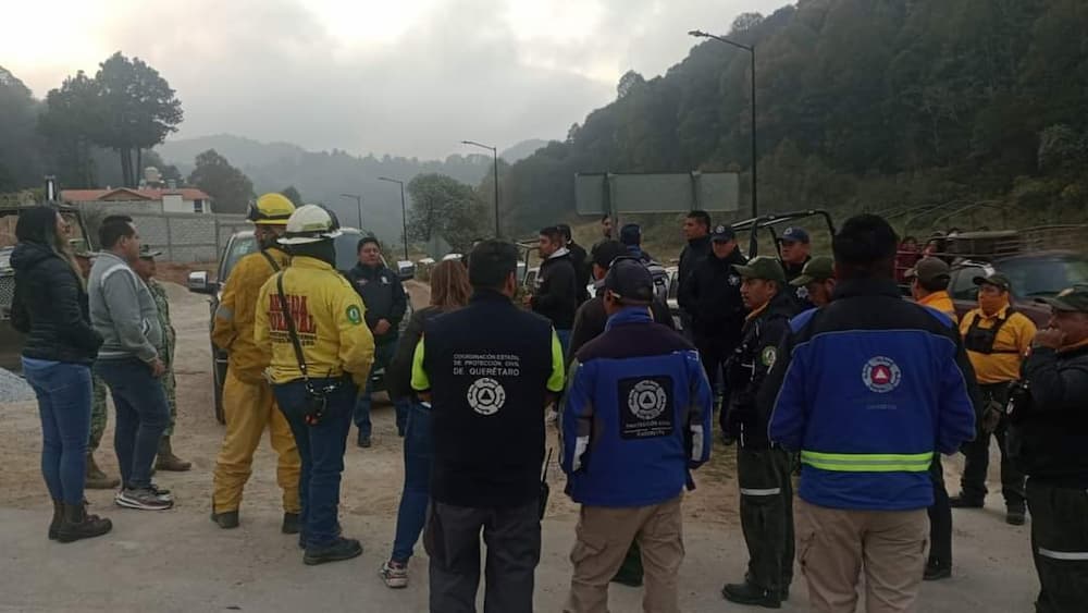 Continúan labores de combate contra incendio en San José Tepozán