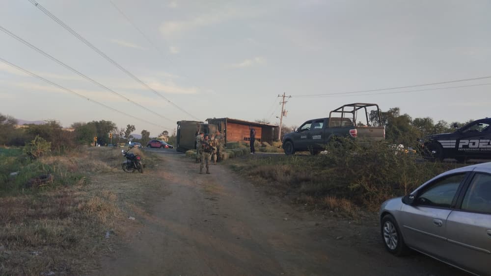 Vuelca camión de la Sedena en carretera La Estancia-La Llave en SJR