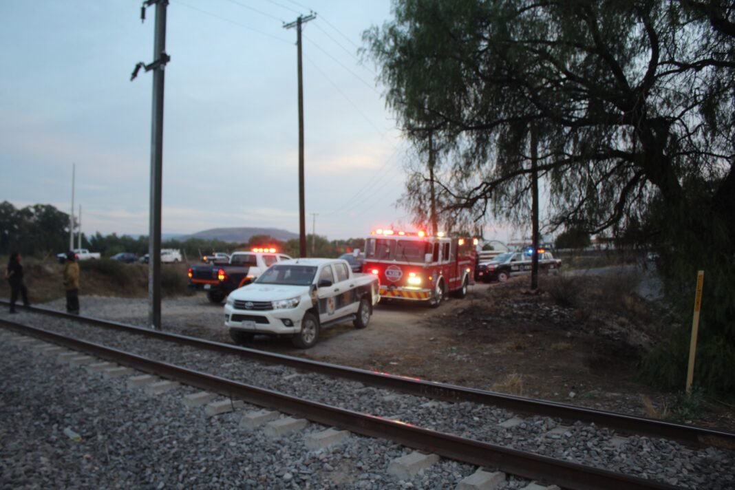 Camioneta explota después de ser embestida por el tren en SJR