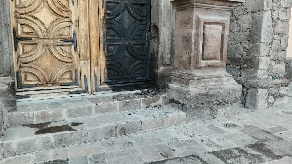 Detienen a individuo por vandalizar puertas de la Parroquia de Santo Domingo en SJR