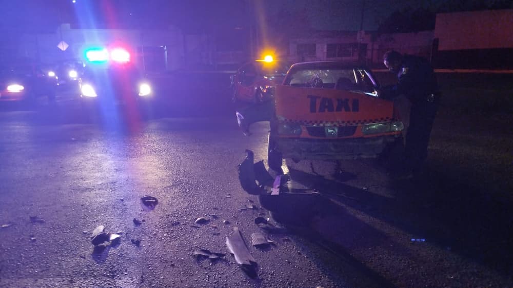 Fuerte choque entre taxi y auto deja dos lesionadas en San Juan del Río