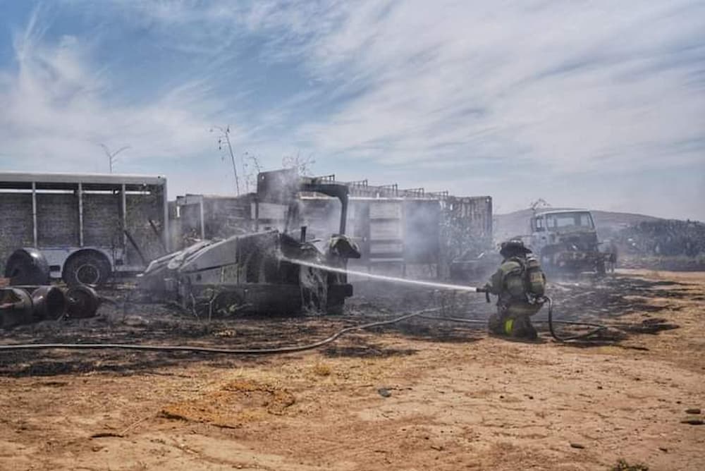 Incendio consume predio de desperdicios automotrices en Loma Linda, San Juan del Río