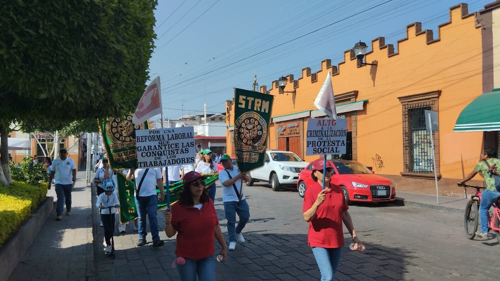 Trabajadores de Sindicatos marchan en San Juan del Río por mejoras laborales