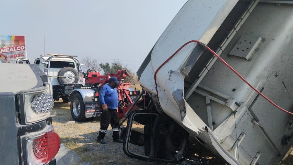 Severos daños materiales por accidente de tráiler en la 57 a la altura de San Juan del Río