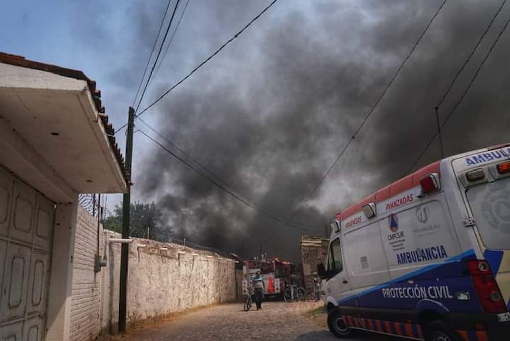 Fuerte incendio consume predio en San Pedro Ahuacatlán, SJR