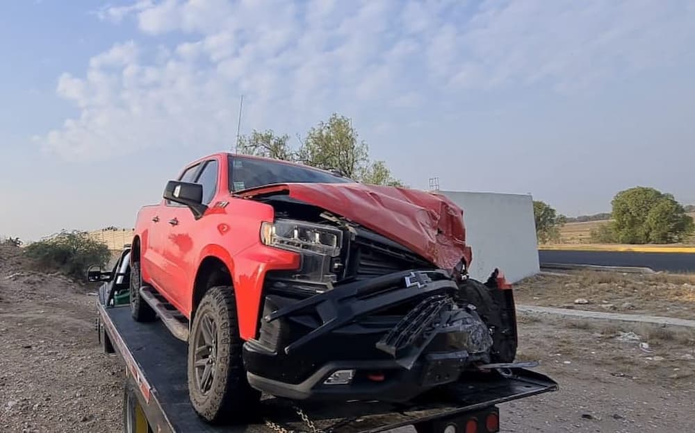 Aparatoso choque frontal en carretera La Llave-La Valla en San Juan del Río