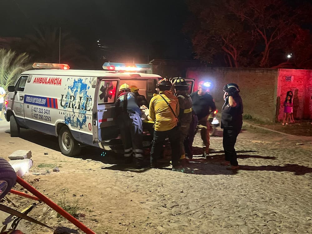 Auto cae al canal de Santa Clara y conductor es rescatado