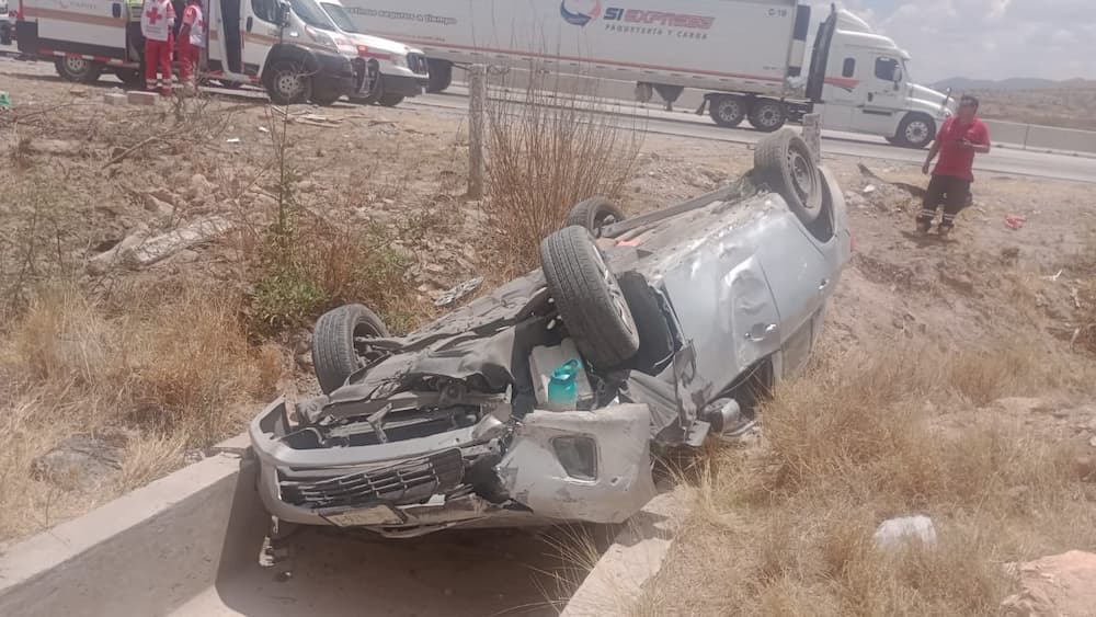 Auto vuelca en autopista México-Querétaro; conductora resulta ilesa