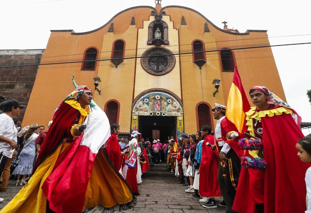 Roberto Cabrera encabeza procesión y guardia en honor a fundadores de San Juan del Río